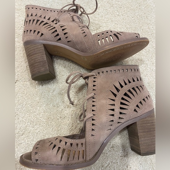 Vince Camuto Tarita Sandals Smoke Cloud True Suede SZ 6.6 - Picture 4 of 7